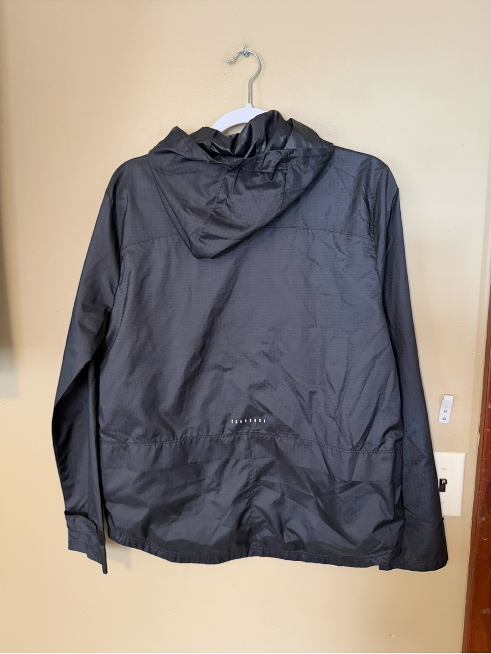Nike Women's Black Hooded Running Windbreaker Jacket - Picture 4 of 8